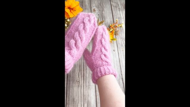 Вязаные варежки из кид-мохера