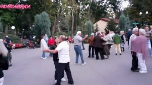 ЛЮДИ ВСТРЕЧАЮТСЯ, ЛЮДИ ВЛЮБЛЯЮТСЯ!👍💃🕺_ТАНЦЫ В ПАРКЕ ГОРЬКОГО ХАРЬКОВ СЕНТЯБРЬ 2020