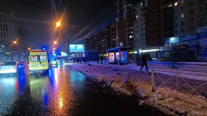 Полиция устанавливает данные о 2 пострадавших в ДТП на остановке в Новосибирске
