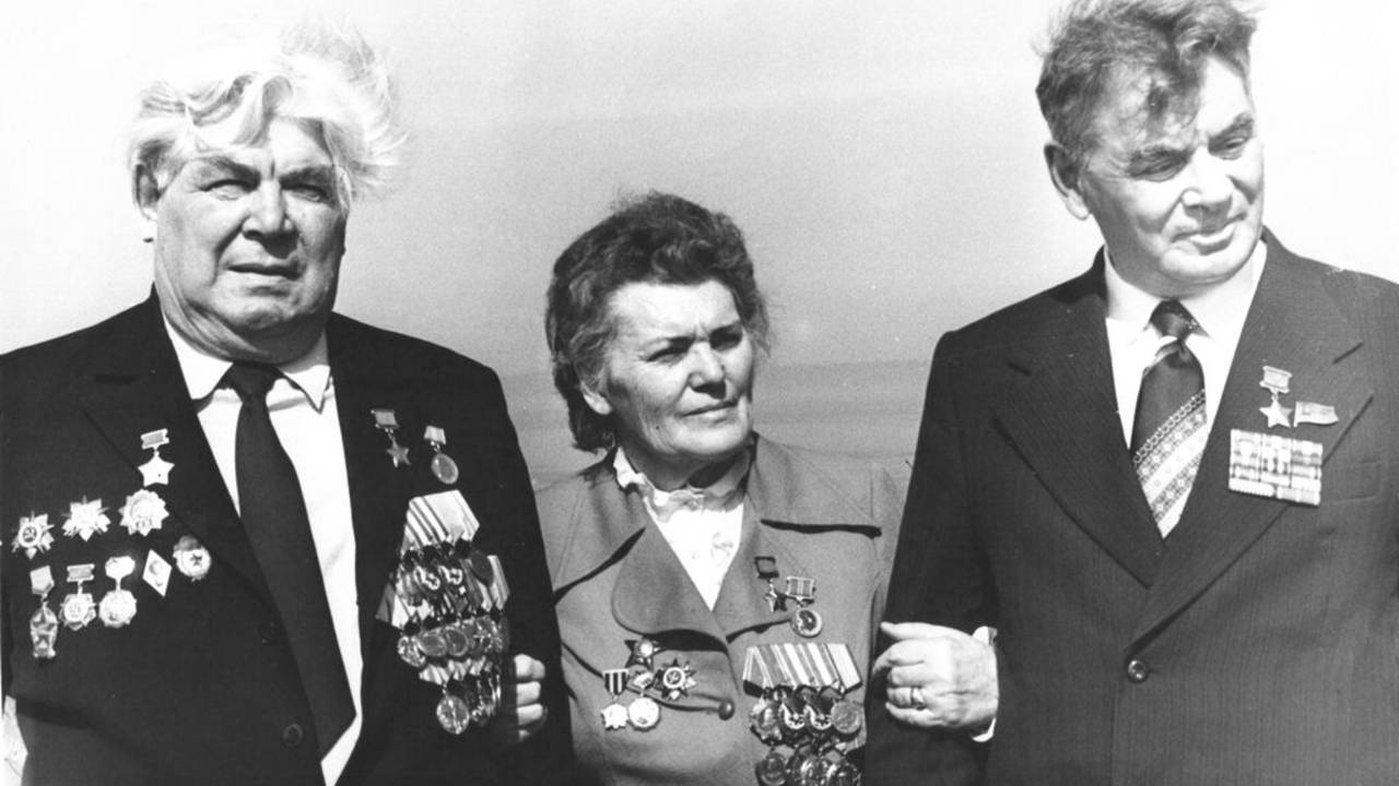 1985 ЧУВАШИЯ, ГЕРОИ СОВЕТСКОГО СОЮЗА  ЗОЯ ПАРФЕНОВА И АЛЕКСАНДР КОЧЕТОВ