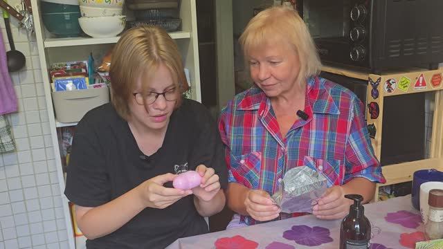 ОТКРЫВАЮ ПОДАРКИ НА СВОЙ ДЕНЬ РОЖДЕНИЯ ОТ МАМЕНЬКИ И ЕЁ ПОДРУГ СПУСТЯ НЕСКОЛЬКО МЕСЯЦЕВ.