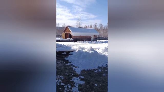 Снег падает с крыши