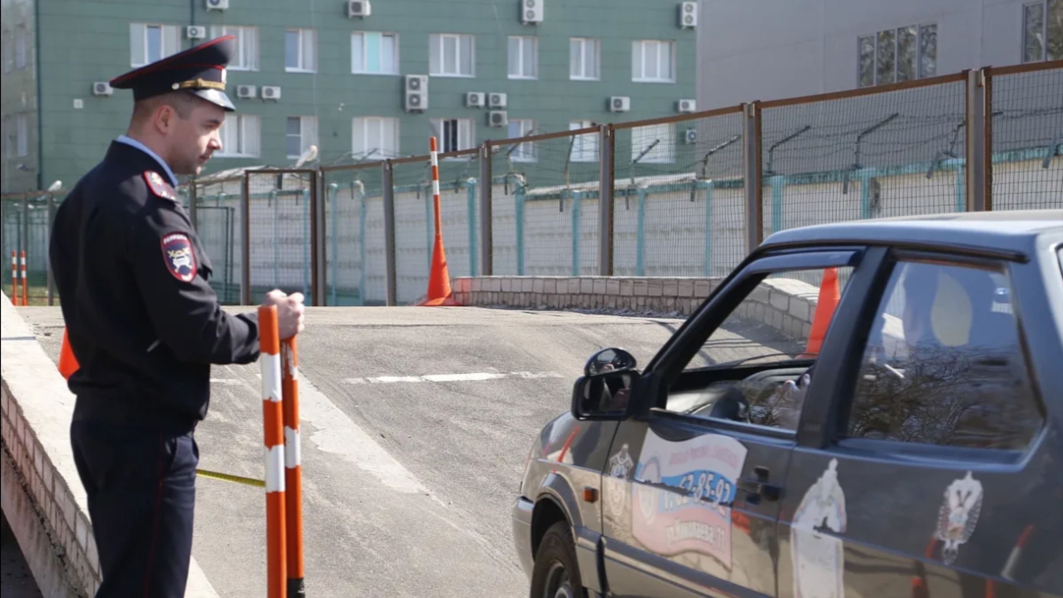 Учимся параллельной парковке во дворе🚗 смотреть онлайн