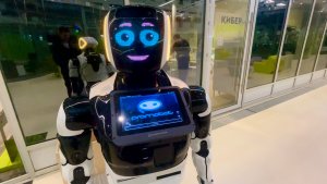 Побеседовал с оригинальным  и остроумным роботом - Порфирием. Москва. Эпизод 57