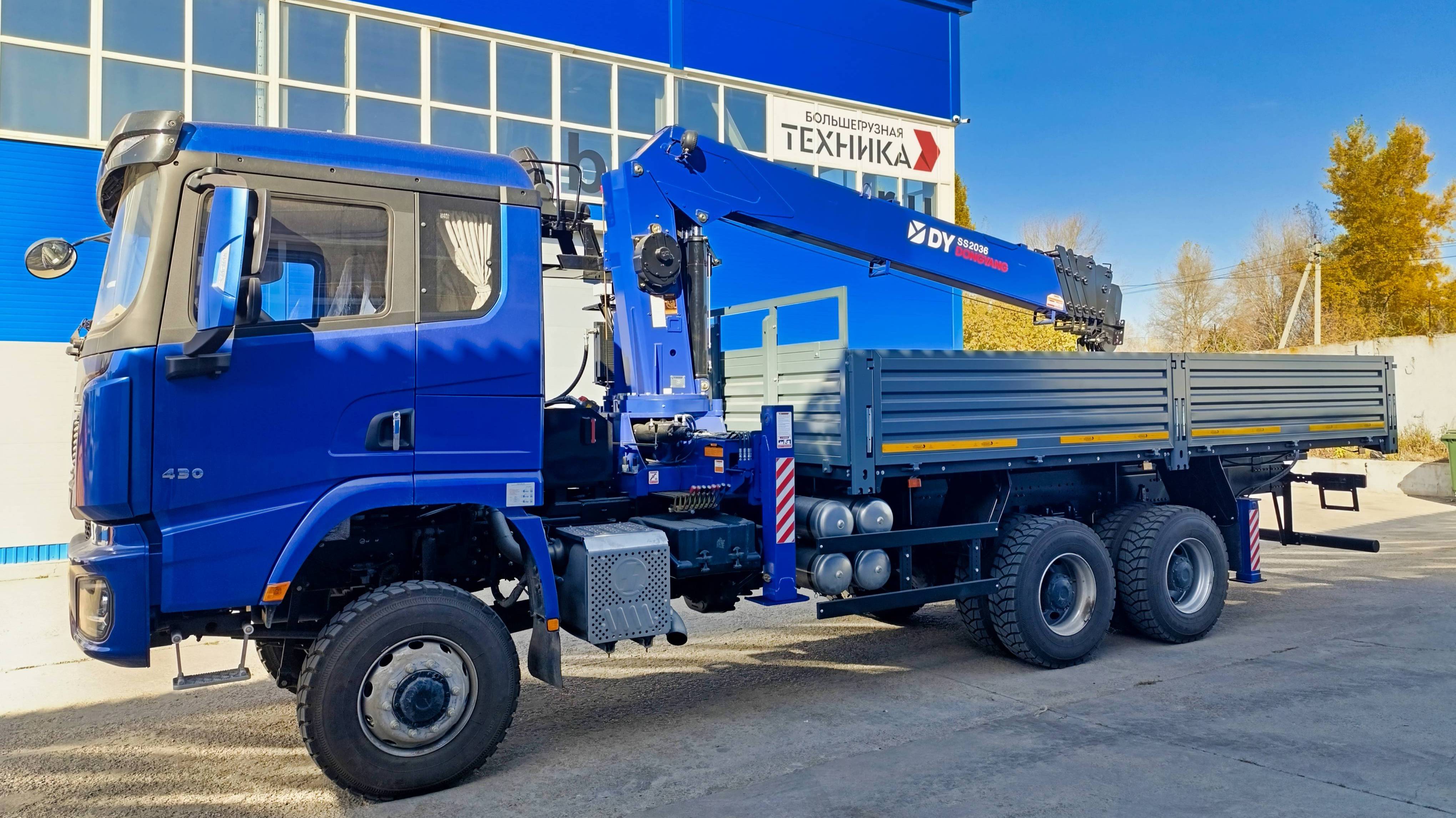 Бортовой автомобиль SHACMAN SX32586V384с КМУ Dong Yang SS2036