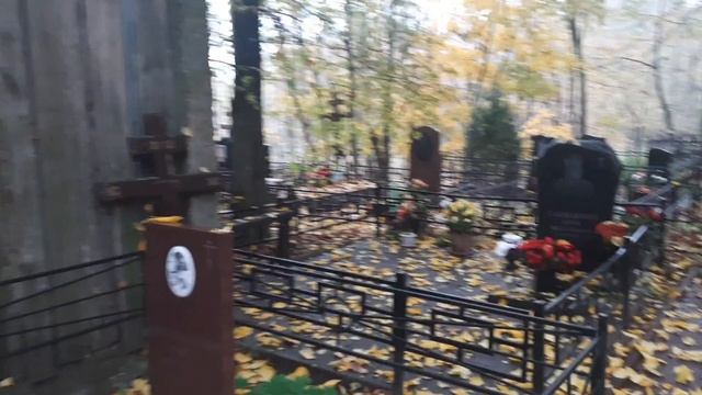 Осень. Кладбище на окраине Твери