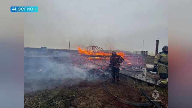 ГОСТЕВОЙ ДОМ СГОРЕЛ НА ХАЛАКТЫРСКОМ ПЛЯЖЕ • НОВОСТИ КАМЧАТКИ