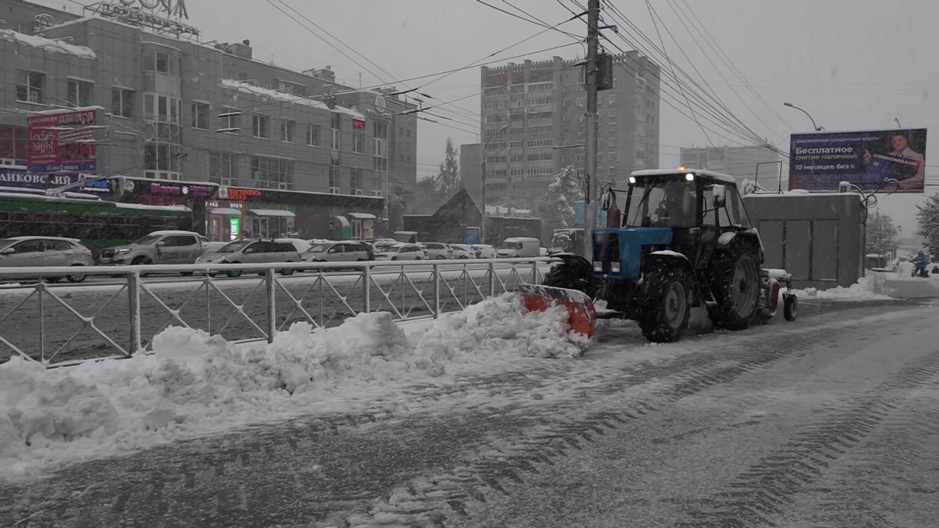 Дорожники Новосибирска борются с последствиями сильного снегопада