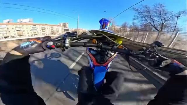 подарил цветы девочкам на 8 марта (взято с ютуба)