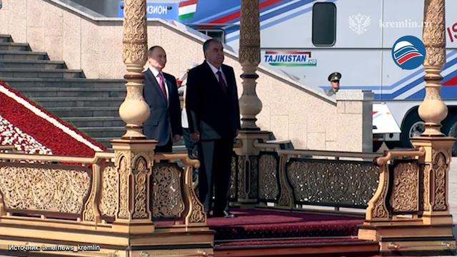 В Душанбе состоялась церемония официальной встречи Владимира Путина и Эмомали Рахмона
