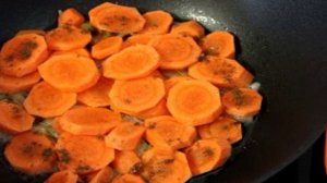 Морковь, тушенная в сметане