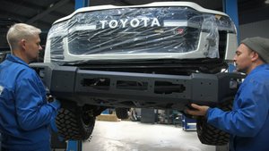 Установка переднего силового бампера BMS PRO-Line для Тойота Ленд Крузер 300