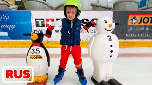 Дети веселятся с мамой и играют со снегом в зимнем игровом центре! Видео от Влада и Ники!