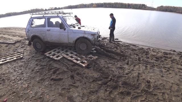 Вытаскиваем Ниву плотно засевшую в глине