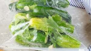 Малосольные огурчики с зеленью в пакете