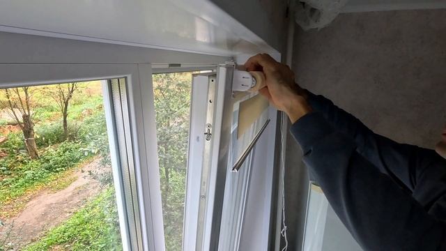 Установка рулонной шторы день-ночь на пластиковое окно