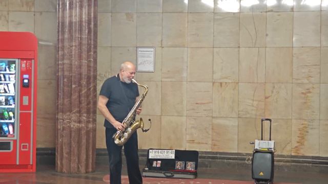 Музыкант в метро