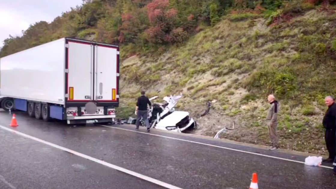 Mercedes с маленькими детьми вылетел на встречку и врезался в фуру на Кубани
