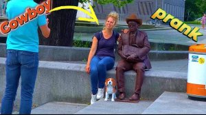 Памятник пугает и фотографируется с людьми