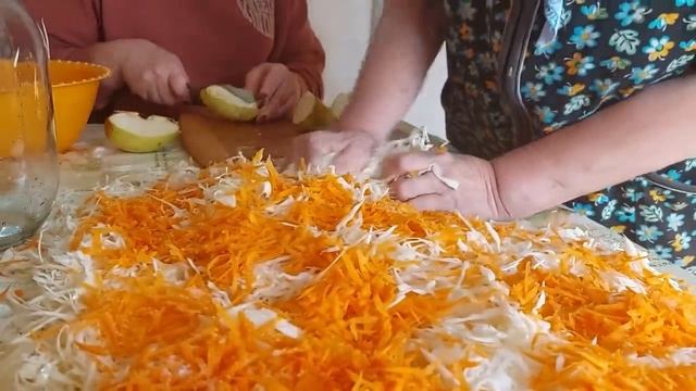 КВАШЕНАЯ капуста в банке .Простой рецепт от бабушки Маши . смотреть онлайн
