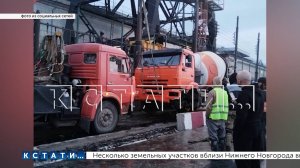 Рабочие, ведущие ремонт дамбы Горьковского водохранилища, на полдня парализовали движение