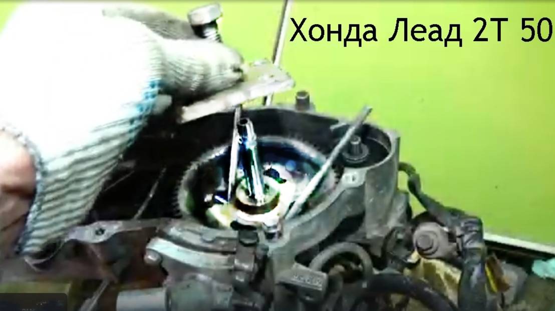 Скутер #ремонтдвигателя. 2т Хонда  Снимаем шестерню колен вала