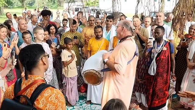 2025.10.09 01 Indradyumna Swami kirtan