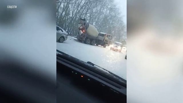 Сильный снегопад парализовал движение на дорогах Новосибирска