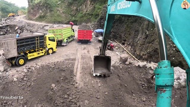 Строительство, экскаватор копает песок