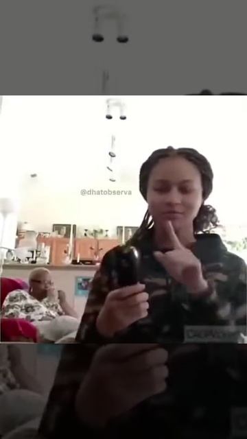 Кажется, бабуле пофиг