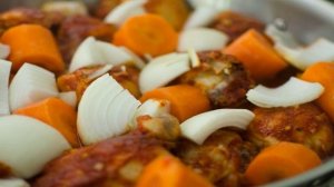 Курица, тушенная с луком и морковью