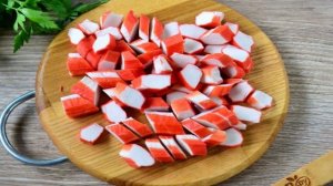 Салат с помидорами, крабовыми палочками, сыром и чесноком