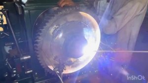 Механик умело восстанавливает сломанную шестерню