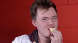 ПОПРОБУЙ ВЫТАЩИТЬ РУКУ ИЗ КОРОБКИ СО 100 МЫШЕЛОВКАМИ!