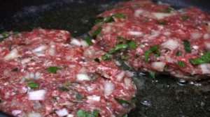 Рубленый бифштекс по-гольштейнски