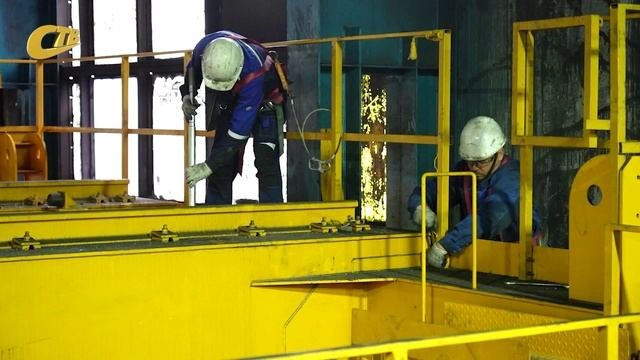 НА ОБОГАТИТЕЛЬНОЙ ФАБРИКЕ МГОКА ЗАВЕРШАЮТСЯ РАБОТЫ ПО МОНТАЖУ НОВОГО ГРЕЙФЕРНОГО КРАНА