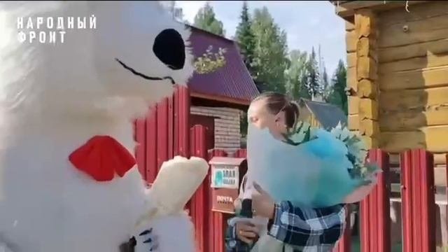 Боец СВО, не видевший семью больше полугода, решил сделать сюрприз для жены и маленького сынишки.