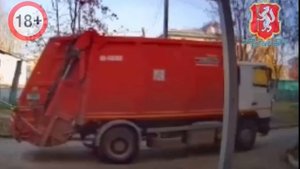 Мусоровоз сбил старушку
