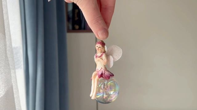 Елочная игрушка ЭЛЬФОЧКА НА ШАРЕ в белой блузочке, полистоун, стекло, 8 см, MC37025-2