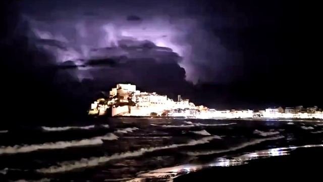 Шторм и ночная гроза у побережья в Испании