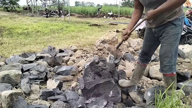 Строительство, процесс изготовления щебня вручную