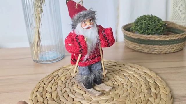 Елочная игрушка КАНИКУЛЫ САНТЫ - КАТАНИЕ НА ЛЫЖАХ, дерево, текстиль, 13 см, 943859-3