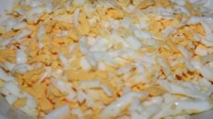 Салат с печенью трески и рисом