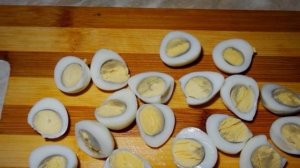 Салат с перепелиными яйцами и тунцом