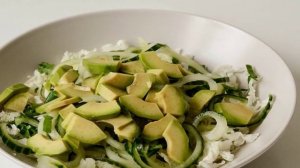 Салат с пекинской капустой и авокадо