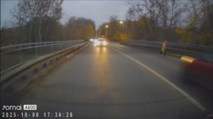 Девочка на роликах едет по дороге