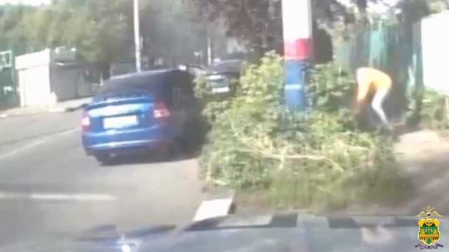 В Армавире госавтоинспекторы помогли потушить загоревшийся на дороге автомобиль