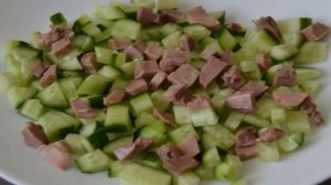 Салат с печенью трески и огурцом