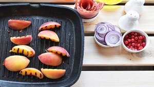 Салат с персиками