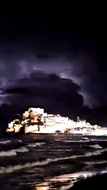 Шторм и ночная гроза у побережья в Испании